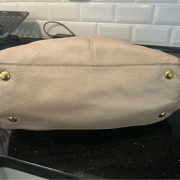 Coach Penelope Bucket Bag with two Exterior Pockets Neutral Pearlized Champagne - Picture 3 of 8